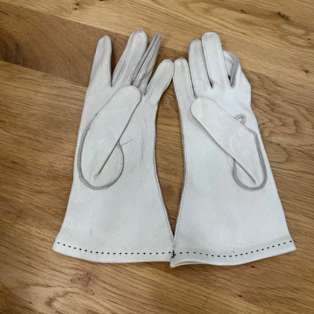 Vintage White Leather Gauntlet Gloves Black Contrast Zigzag Stitch Mid Length